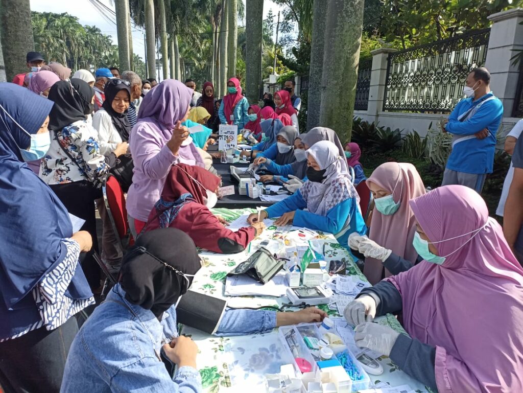 Layanan kesehatan di depan rumah dinas Walikota Malang juga nampak di padati warga. (istimewa)