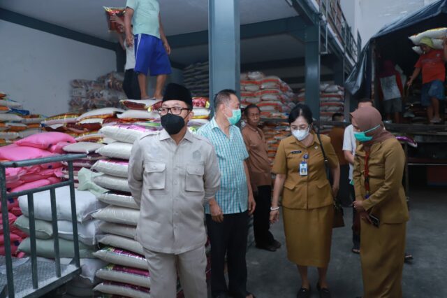 Pastikan bahan pokok aman, Walikota Sutiaji lakukan pengecekan stok bahan pokok dibeberapa gudang milik agen beras. (Istimewa)