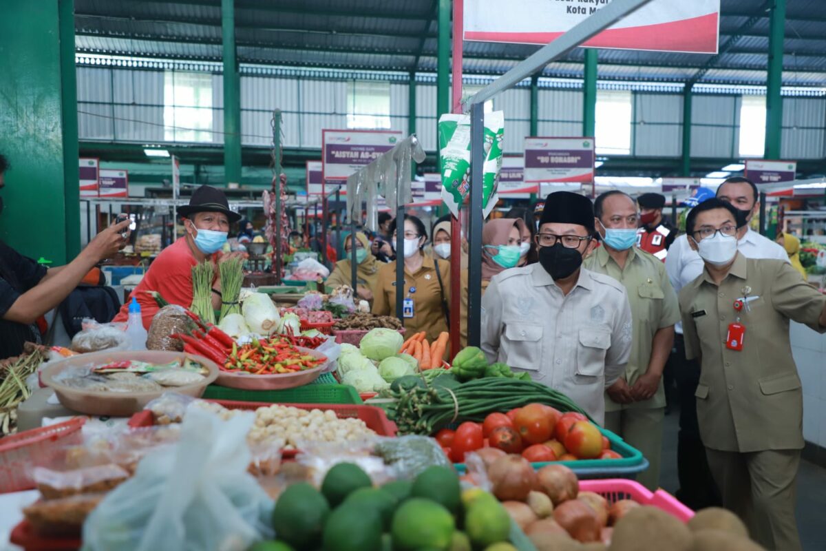 Walikota Malang, H Sutiaji bersama Tim Pengendali Inflasi Daerah (TPID) melakukan pemantauan di tempat perbelanjaan. (istimewa)