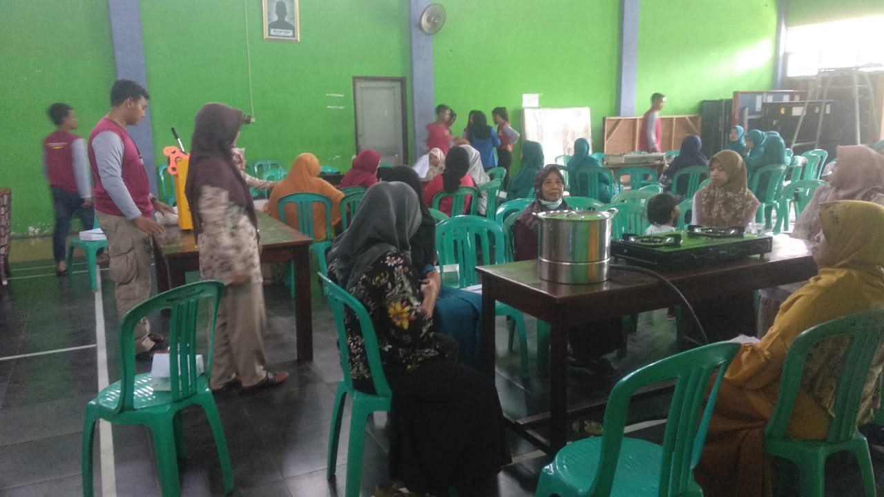 Mahasiswa Universitas Wisnuwardhana Malang, saat pelaksanaan KKN juga memberikan pelatihan digital marketing kepada warga Desa Ngawonggo, Kecamatan Tajinan kabupaten Malang. (istimewa)