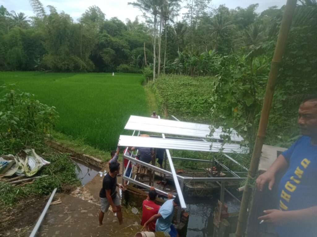 Pembangunan tempat mandi oleh mahasiswa KKN Unidha Malang di Desa Ngawonggo, Kecamatan Tajinan, kabupaten Malang, Jawa Timur. (istimewa)
