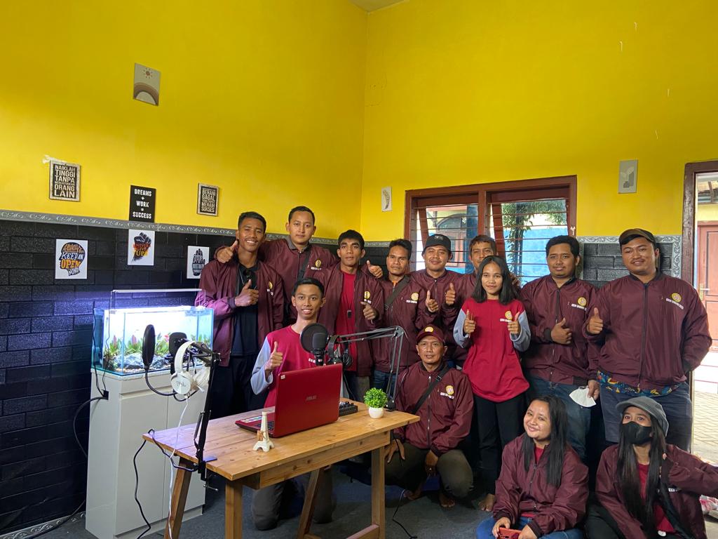 Fasilitasi ruang podcast yang ditata sedemikian rupa oleh mahasiswa KKN Unidha Malang. (istimewa)