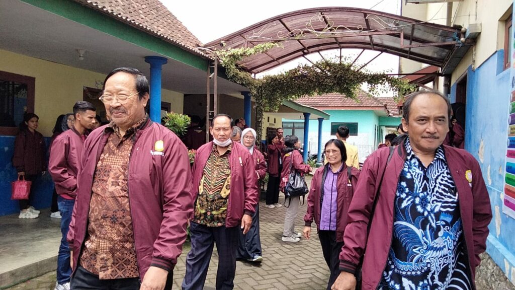 Rektor Universitas Wisnuwardhana Malang, Prof Suko Wiyono didampingi para Wakil Rektor dan para Dekan saat berkunjung ke Desa Ngawonggo menemui mahasiswa KKN