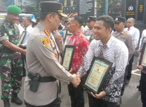 Apel sinergitas TNI - Polri, Kapolresta Malang Kota, Kombes Pol Budi Hermanto memberikan penghargaan kepada puluhan anggota dan salah satu wartawan. (istimewa)
