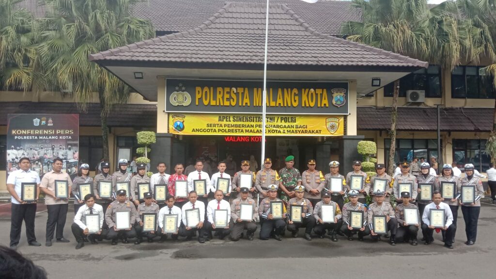 Usai memberikan penghargaan, Kapolresta Malang Kota, Kombes Pol Budi Hermanto dan Kasdim 0833/Kota Malang Mayor Arm Choirul Effendi pose bersama penerima penghargaan. (istimewa)