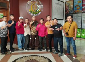 Dr Dino Kriesmiardi, SH, MH pose bersama awak media Pokja Kejaksaan Negeri Kota Malang