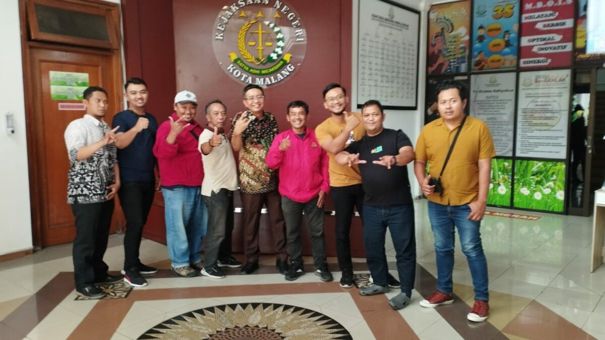 Dr Dino Kriesmiardi, SH, MH pose bersama awak media Pokja Kejaksaan Negeri Kota Malang