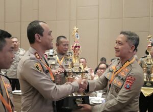 Kapolres Malang AKBP Putu Kholis Aryana saat menerima penghargaan dari Polda Jatim. (istimewa)