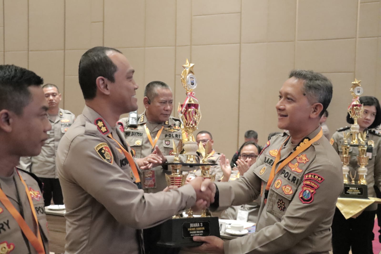 Kapolres Malang AKBP Putu Kholis Aryana saat menerima penghargaan dari Polda Jatim. (istimewa)