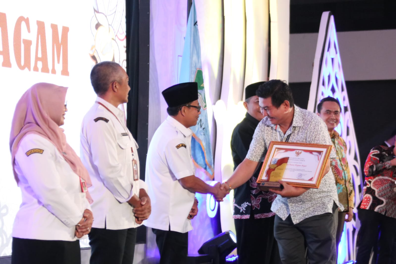 Sebagai wujud apresiasi, Walikota Sutiaji memberikan Penghargaan atas Investasi dan Kontribusi dalam Pembangunan Daerah. Salah satunya kepada pengusaha Henry Setiawan. (istimewa)