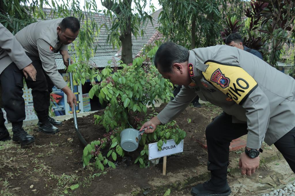 Kapolda Jatim Irjen Pol. Dr Tony Harmanto MH juga melakukan penghijauan dengan menanam pohon di taman belakang Polresta Malang Kota