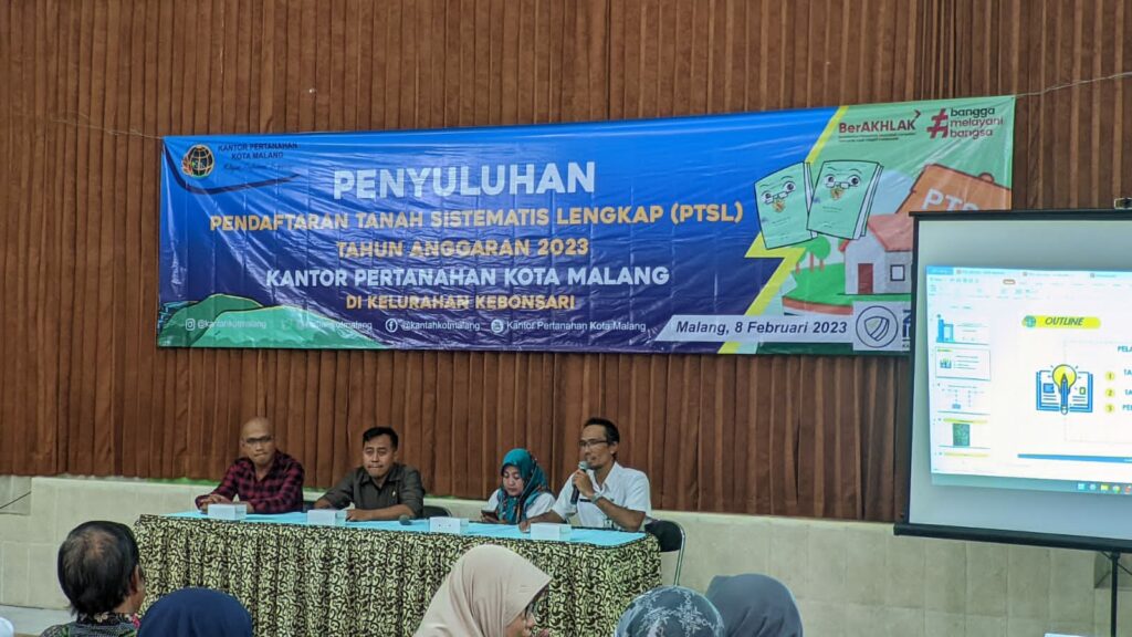 Jaksa Irfan dari Kejaksaan Negeri Kota Malang saat memberikan penyuluhan program PTSL di Kelurahan Kebonsari, Kecamatan Sukun Kota Malang. (dok.kejari)