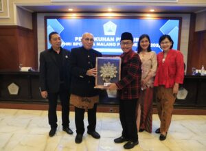 Walikota Malang H Sutiaji menerima cinderamata dari Ketua PHRI. (istimewa)