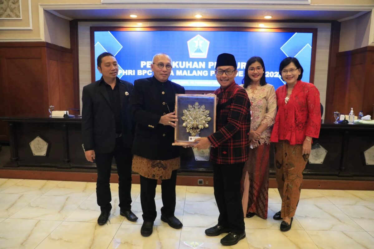 Walikota Malang H Sutiaji menerima cinderamata dari Ketua PHRI. (istimewa)