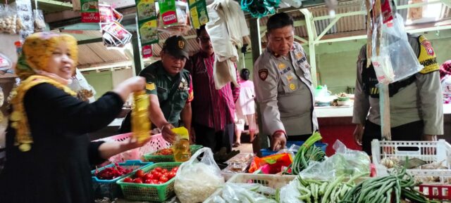Cek ketersediaan bahan pangan, jajaran Polresta Malang Kota melakukan patroli dialogis di Pasar Tradisional. (istimewa)