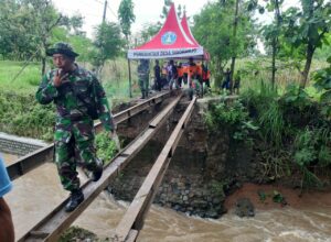 Akibat Terputus Banjir Ponorogo, Tim Relawan Kebencanaan Langsung Bikin Jembatan Darurat