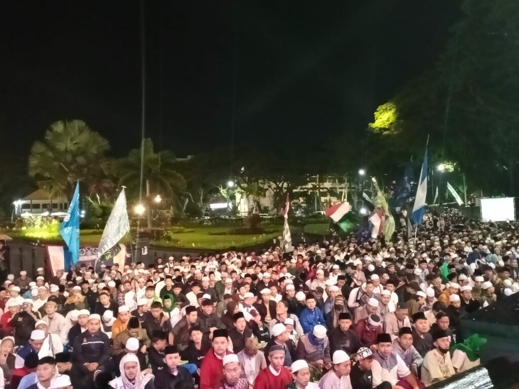 Ribuan jamaah mengikuti Malang Bersalawat bersama Habib Jamal. (istimewa)