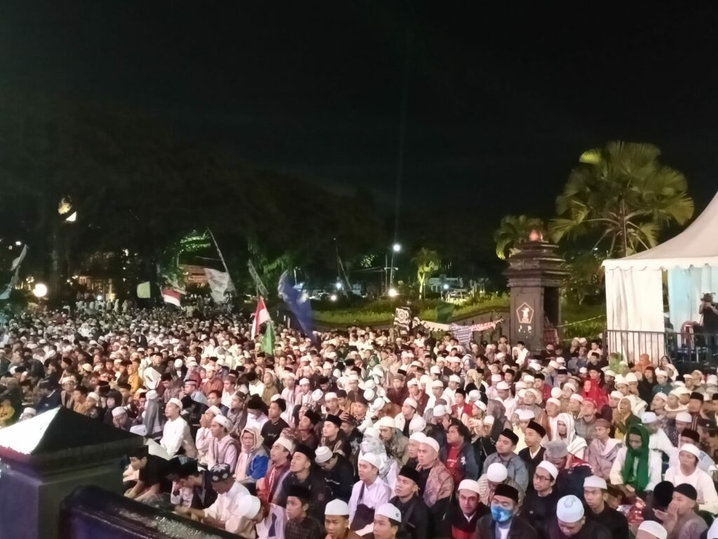 Ribuan jamaah mengikuti Malang Bersalawat bersama Habib Jamal. (istimewa)