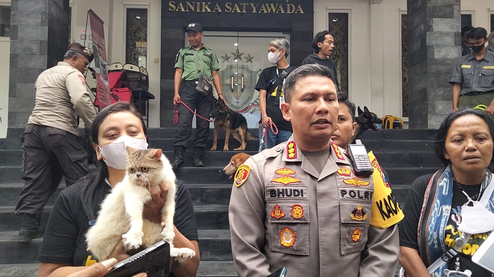Kapolresta Malang Kota, Kombes Pol Budi Hermanto bersama Komunitas Pecinta Hewan memberikan keterangan kepada wartawan