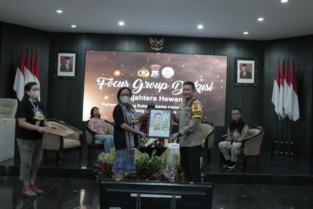 Dengan kepeduliannya, Kapolresta Malang Kota, Kombes Pol Budi Hermanto menerima penghargaan dari Komunitas Pecinta Hewan