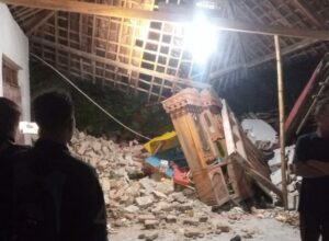 Hujan Tiga Jam, Tebing 8 Meter Longsor Timpa Rumah Warga di Magetan