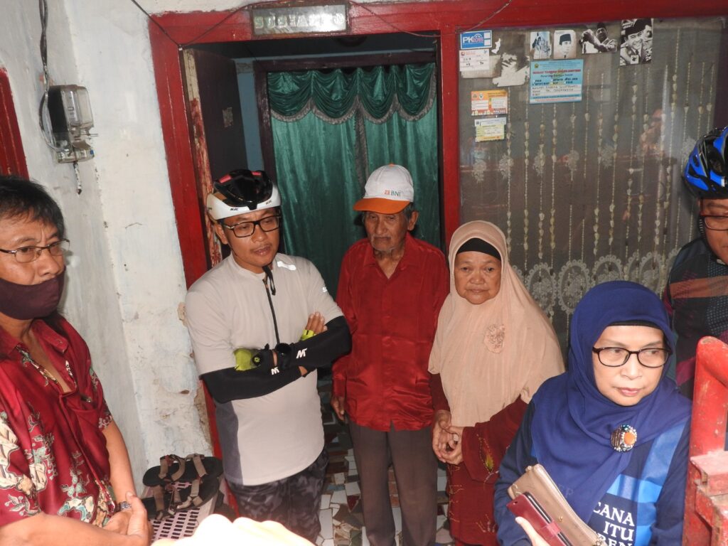 Susianto, salah satu warga di Jalan Teluk Cendrawasih RT 4/RW 1 mendapat kunjungan Walikota Sutiaji