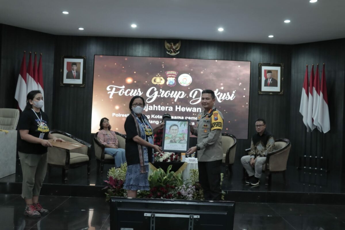 Atas kepedulian jasa kesejahteraan hewan, Kapolresta Malang Kota, Kombes Pol Budi Hermanto menerima penghargaan dari Animal Lovers. (istimewa)