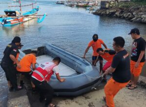Mumpung Cuaca Cerah, 16 Perahu Nelayan Turut Mencari Sahidin di Pesisir Pacitan