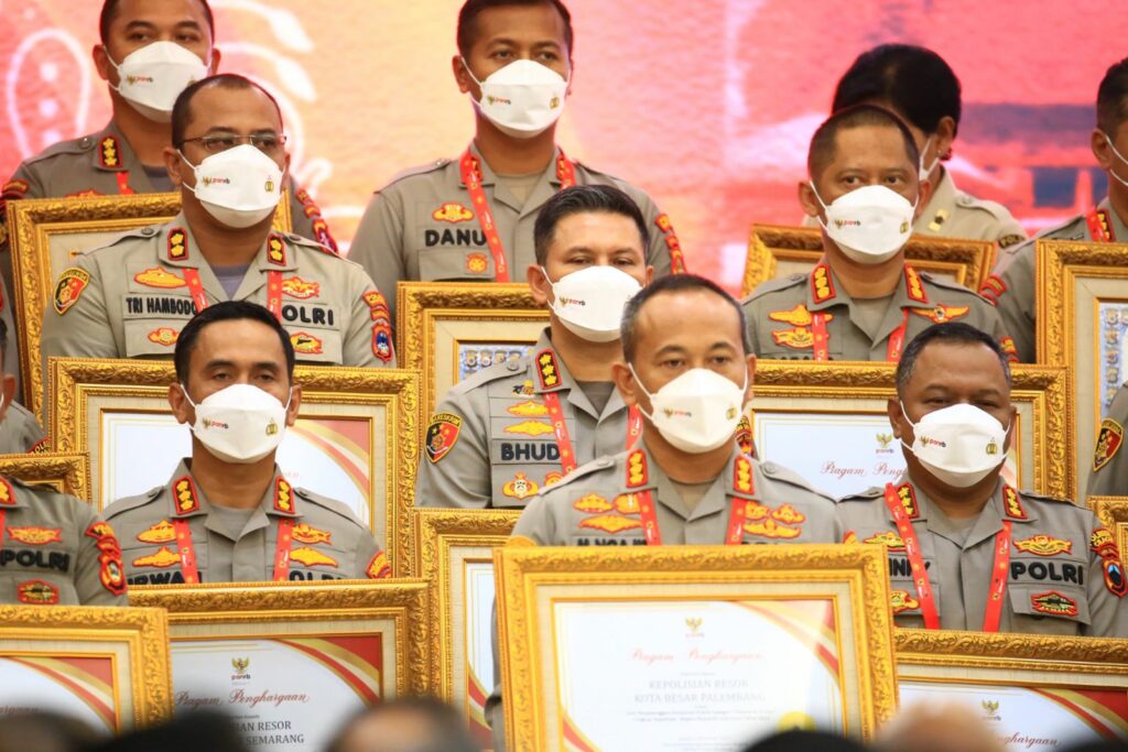 Kapolresta Malang Kota, Kombes Pol Budi Hermanto bersama peraih lainnya kala menerima penghargaan. (istimewa)