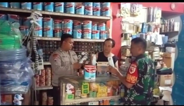Petugas saat melakukan pengecekan disejumlah toko penjual bahan kimia di wilayah Kecamatan Sukun. (istimewa)