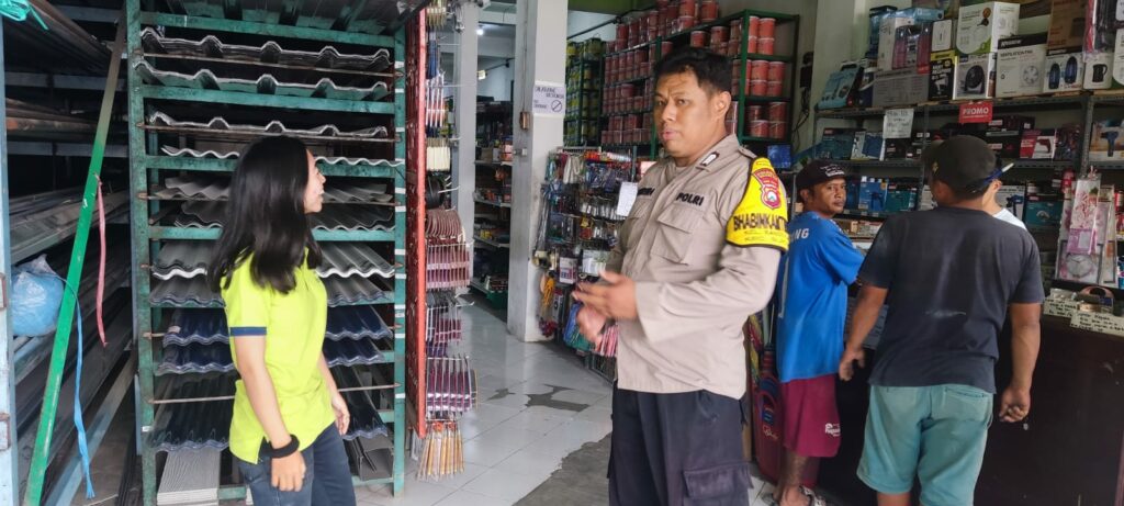 Petugas saat melakukan pengecekan disejumlah toko penjual bahan kimia di wilayah Kecamatan Sukun. (istimewa)