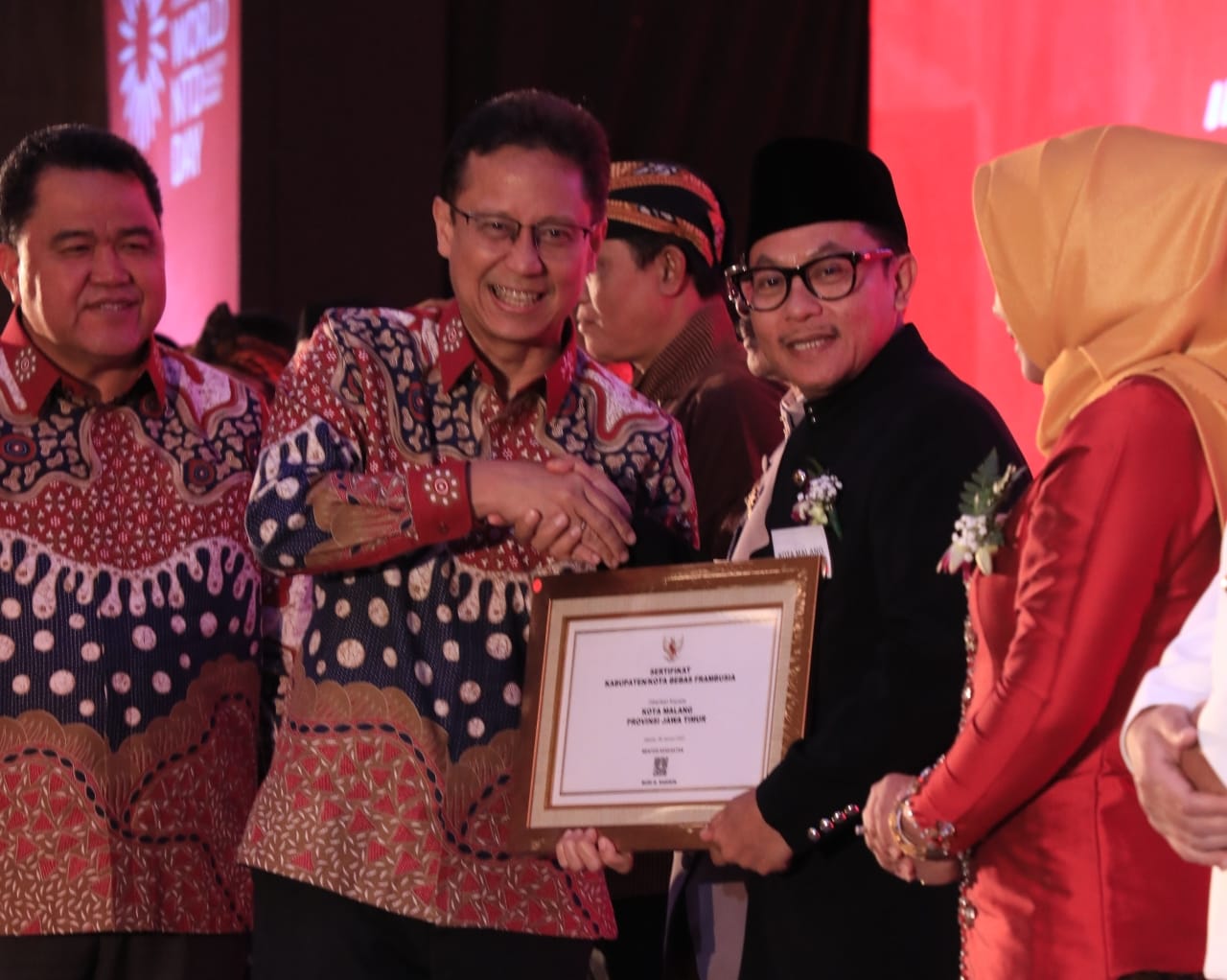 Walikota Malang H Sutiaji, menerima penghargaan berupa Sertifikat Bebas Frambusia dari Menteri Kesehatan RI. (istimewa)