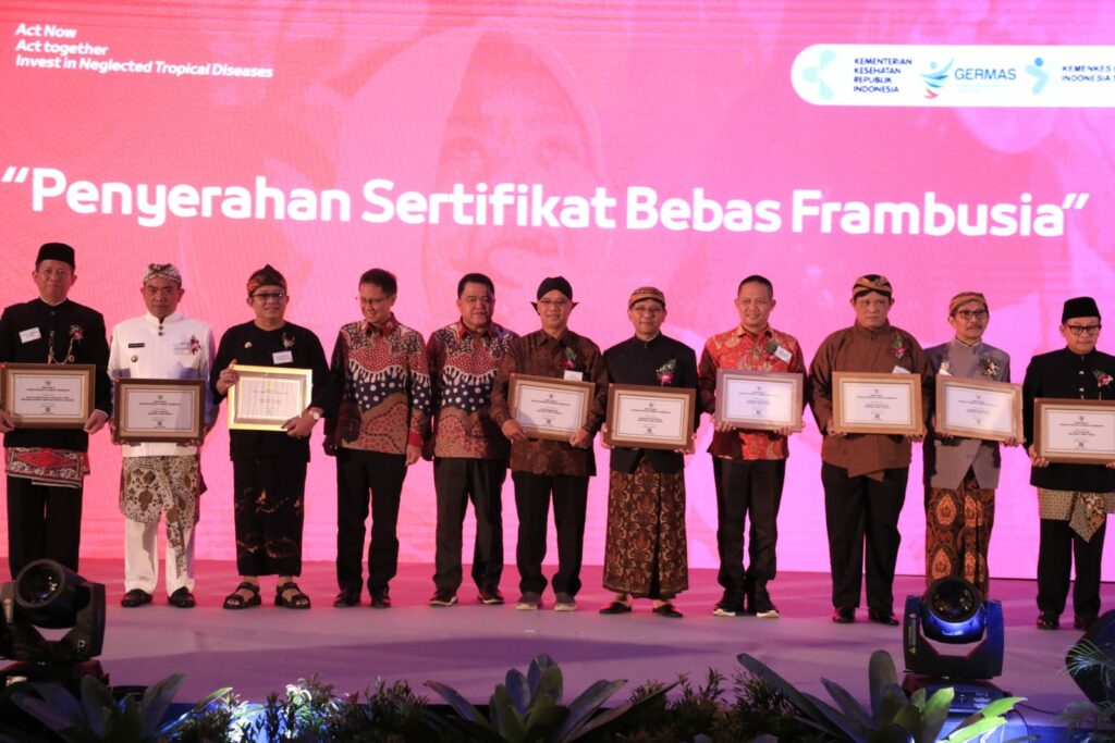 Walikota Sutiaji pose bersama Kepala Daerah lainnya usai menerima penghargaan berupa sertifikat bebas Frambusia dari Menteri Kesehatan RI
