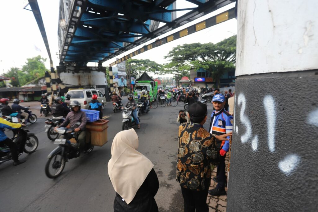 Wali kota Malang, Drs H Sutiaji memantau arus lalu lintas di pertigaan sebelah SPBU jalan Trunojoyo. (istimewa)