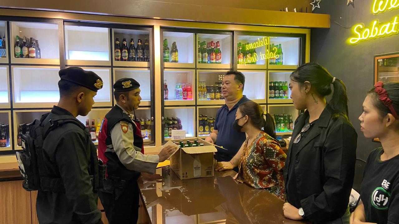 Polresta Malang Kota melakukan tindakan terhadap penjual minuman beralkohol di kawasan Kayutangan. (ist)
