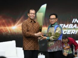 Walikota Malang, H Sutiaji, menerima penghargaan inovasi membangun negeri 2023 yang diserahkan oleh Harya M. Hidayat - Chief Business Development & Corporate Communication TV One. (istimewa)