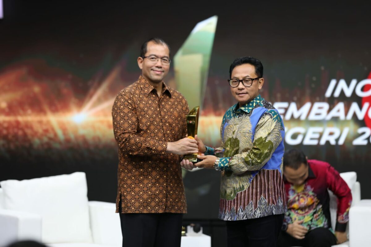 Walikota Malang, H Sutiaji, menerima penghargaan inovasi membangun negeri 2023 yang diserahkan oleh Harya M. Hidayat - Chief Business Development & Corporate Communication TV One. (istimewa)