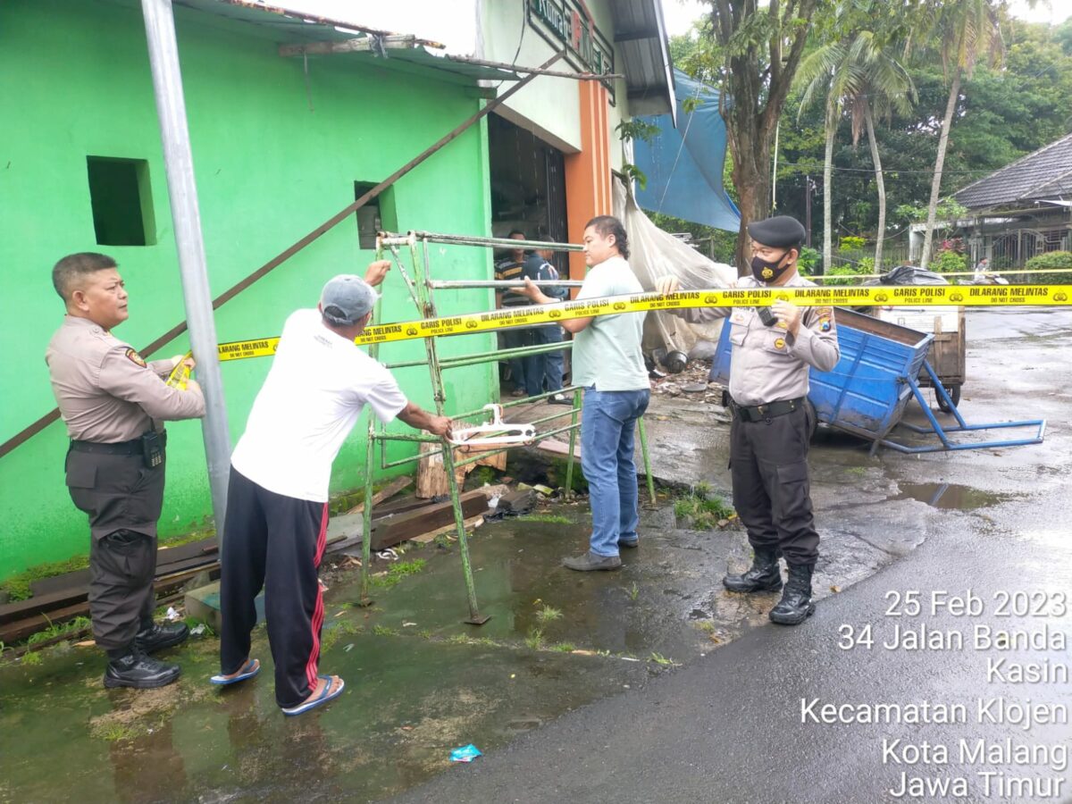 Petugas Polresta Malang Kota melakukan pemasangan police line di lokasi kejadian. (istimewa)