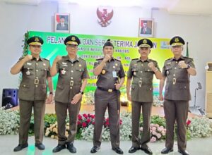 Kepala Kejaksaan Negeri Kota Malang, Edy Winarko pose bersama para Kasi yang telah melakukan Sertijab