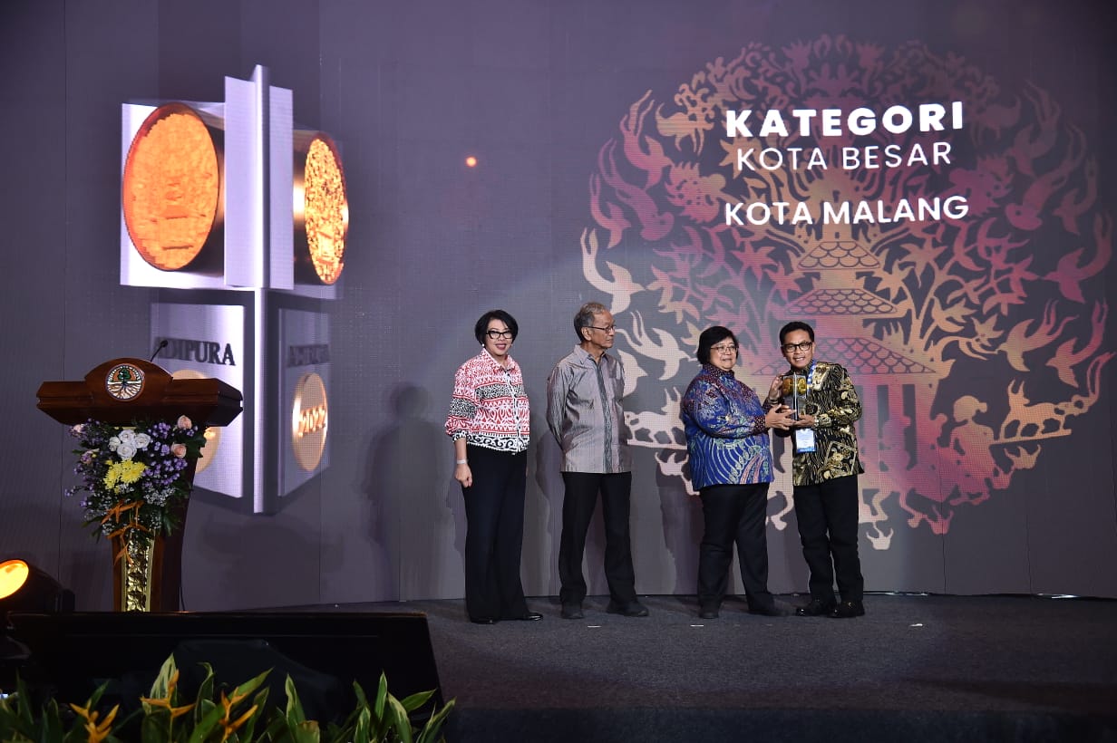 Walikota Malang, H Sutiaji menerima penghargaan Adipura dari Menteri Lingkungan Hidup dan Kehutanan (LHK), Siti Nurbaya di Auditorium Gedung Manggala Wana Bakti, Jakarta. (Dok.Diskominfo)
