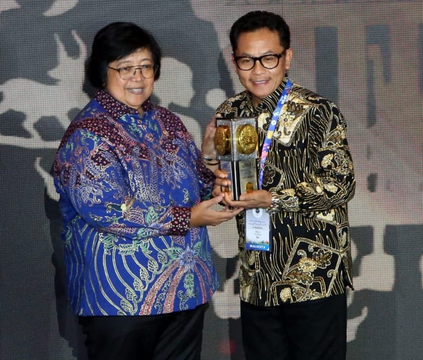 Walikota Malang H Sutiaji, saat menerima penghargaan Adipura dari Menteri Lingkungan Hidup dan Kehutanan, Siti Nurbaya. (Dok.Diskominfo)