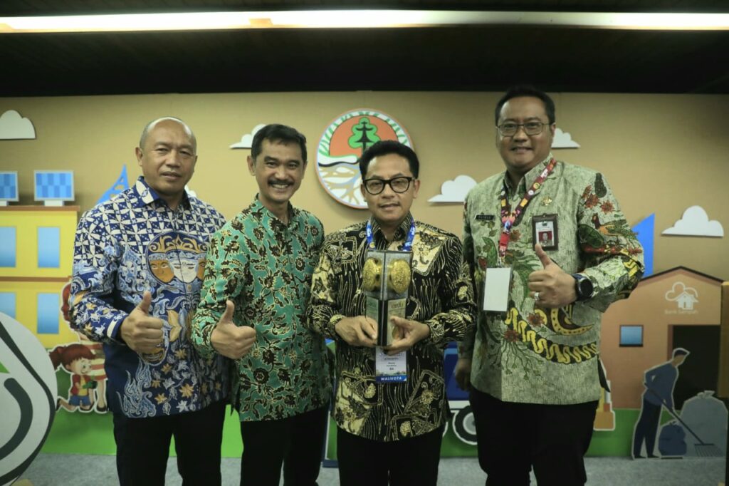 Walikota Malang,H Sutiaji pose bersama Kepala DLH, Noer Rahman Wijaya, Kepala Diskominfo, Muhammad Nur Widianto serta Kepala Diskoperindag, Eko Sri Yuliadi, usai menerima penghargaan Adipura di Jakarta. (Dok.Diskominfo)