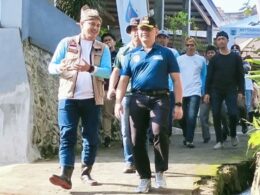 Aries Agung Paewai bersama Adi Santoso saat menuju lokasi Kali Tulus