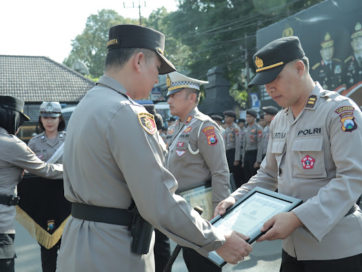 Kapolresta Malang Kota, Kombes Pol Budi Hermanto memberikan penghargaan kepada belasan anggotanya serta dua orang masyarakat umum. (ft.cholil)