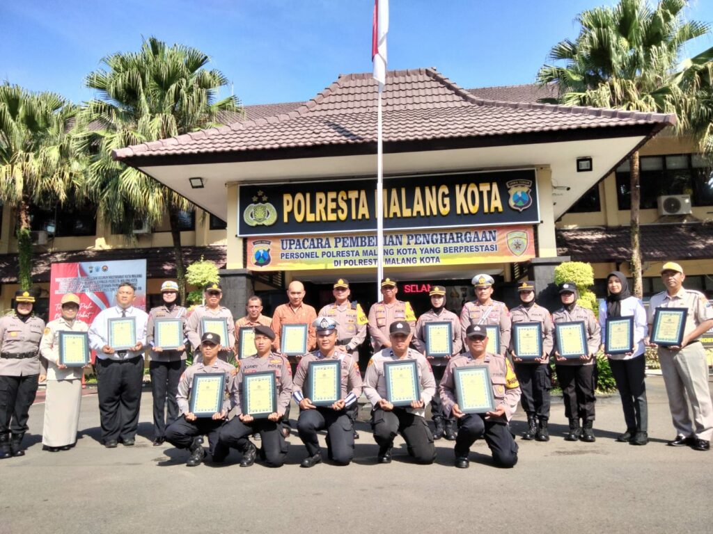Kapolresta Malang Kota, Kombes Pol Budi Hermanto dan Waka Polresta, AKBP Apip Ginanjar pose bersama penerima penghargaan. (ft.cholil)