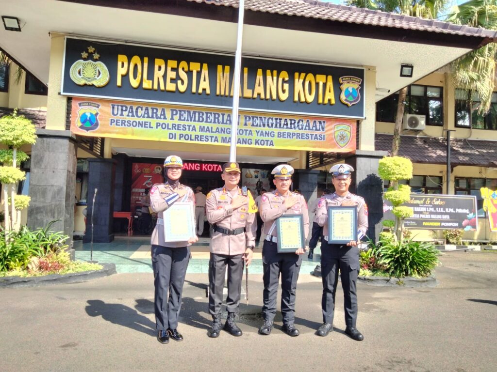 Jajaran Satlantas pose bersama Kombes Pol Budi Hermanto usai menerima penghargaan