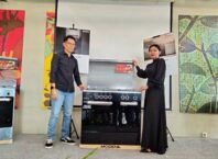 Branch Manager Modena Malang, Cahyo Tri Pujiatmoko (kiri), memperkenalkan seri produk populernya dari lini Cooking yang telah tersedia diwilayah Jawa Timur, yakni Freestanding Cooker FC 5942 L, FC 5942 S, dan FC 5642 S. (ft.cholil)