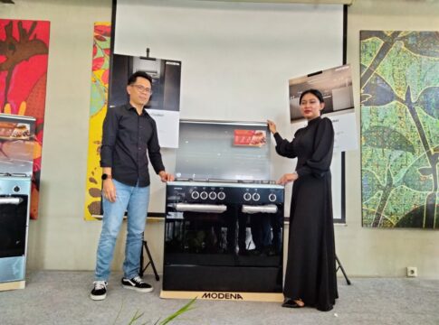 Branch Manager Modena Malang, Cahyo Tri Pujiatmoko (kiri), memperkenalkan seri produk populernya dari lini Cooking yang telah tersedia diwilayah Jawa Timur, yakni Freestanding Cooker FC 5942 L, FC 5942 S, dan FC 5642 S. (ft.cholil)