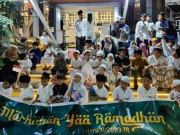 Sambut Bulan Suci Ramadhan 1444 Hijriah, jamaah Masjid Cahyaningati Permata Jingga gelar pawai obor. Selasa (21/03/2023) malam.