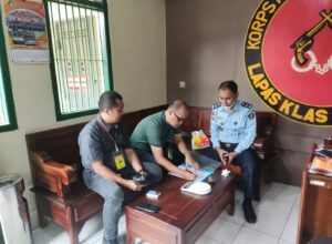 Penyerahan barang bukti narkoba yang berhasil ditemukan Lapas ke pihak Satresnarkoba Polresta Malang Kota. (dok.humas Lapas)